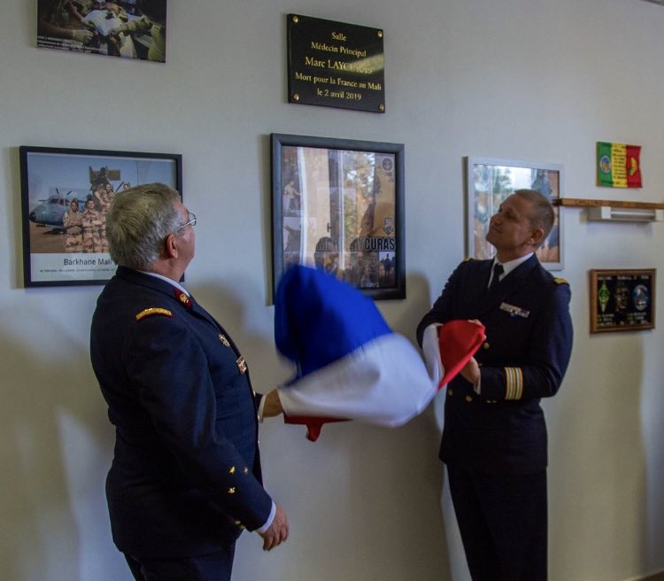 santearmees's tweet photo. Au 14e centre médical des armées, la salle cohésion de l’antenne médicale d’Auvours porte désormais le nom du médecin principal Marc Laycuras, mort pour la France au Mali le 2 avril 2019 : un temps d’hommage et de recueillement pour sa famille et ses frères d’armes. https://t.co/b8WDXaLjFQ
