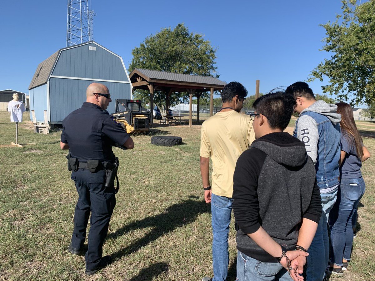 Thank you <a href="/roundrockpolice/">Round Rock Police</a>  for inviting and speaking to our <a href="/AkinsAISD/">Akins Early College High School</a> criminal justice students. The students had a great time learning about the different law enforcement positions and technology.  <a href="/Akins_911/">Akins 911 Internship</a> <a href="/AISD_CTE/">Austin ISD - Career & Technical Education</a>