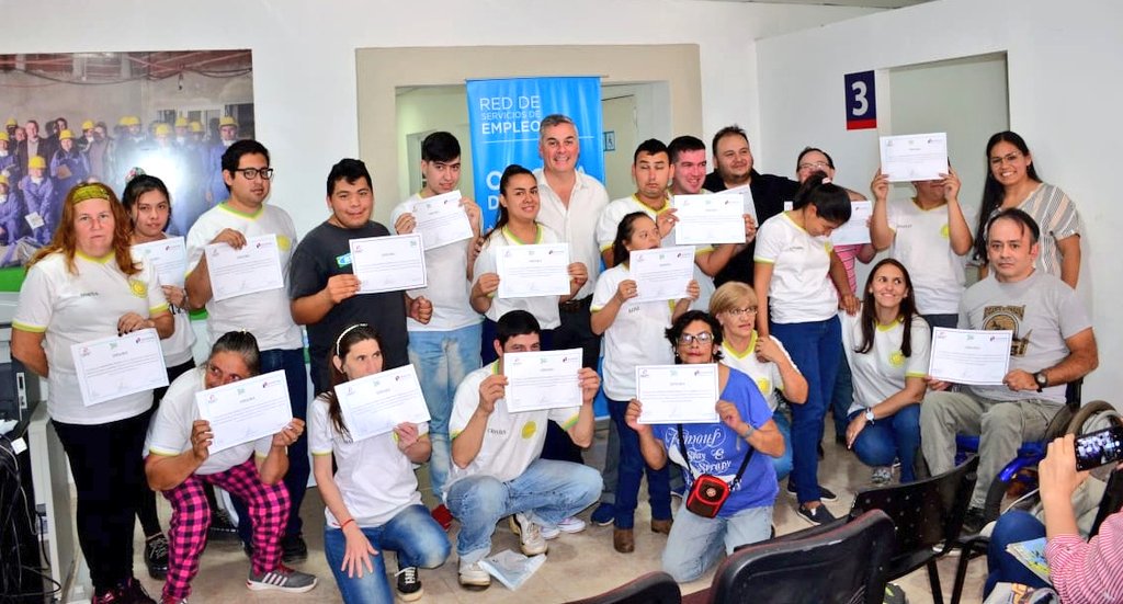 AdrianOCtes's tweet photo. 📌#BellaVista
Personas con discapacidad recibieron su certificado de participación en #EntrenamientoParaElTrabajo 👩‍🎨👩‍🍳
También hicimos entrega de certificados a participantes del curso de #electricidad realizado junto a @FundacionUOCRA 👷👩‍🔧 https://t.co/pmnheAcI73