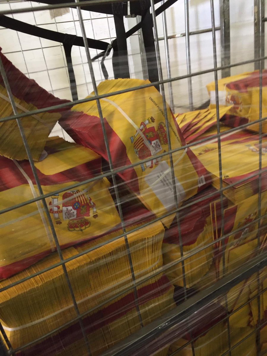 Damian74309074's tweet photo. Mirar qué papeletas presentará VOX !!! Por dios si teníais dudas aquí os las despejo ... todo el sobre una bandera de España 🇪🇸... vamosssssssssss a votar en masa a VOX 🇪🇸👍🇪🇸t https://t.co/JvcUpGyicj