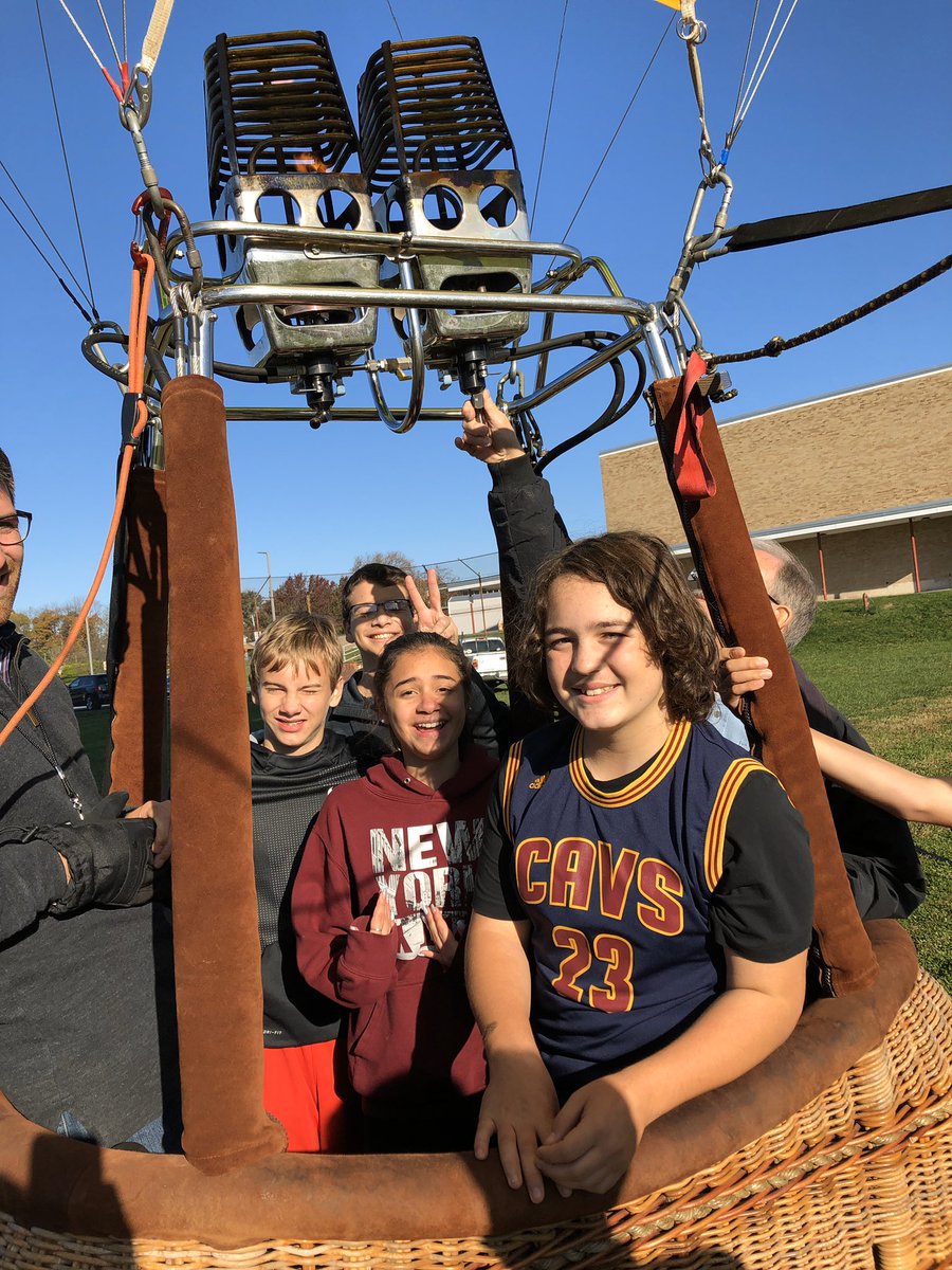 brianholtzhafer's tweet photo. Students loving balloon rides @OrefieldMS @PSD_STEM https://t.co/nKmLGFtxwt