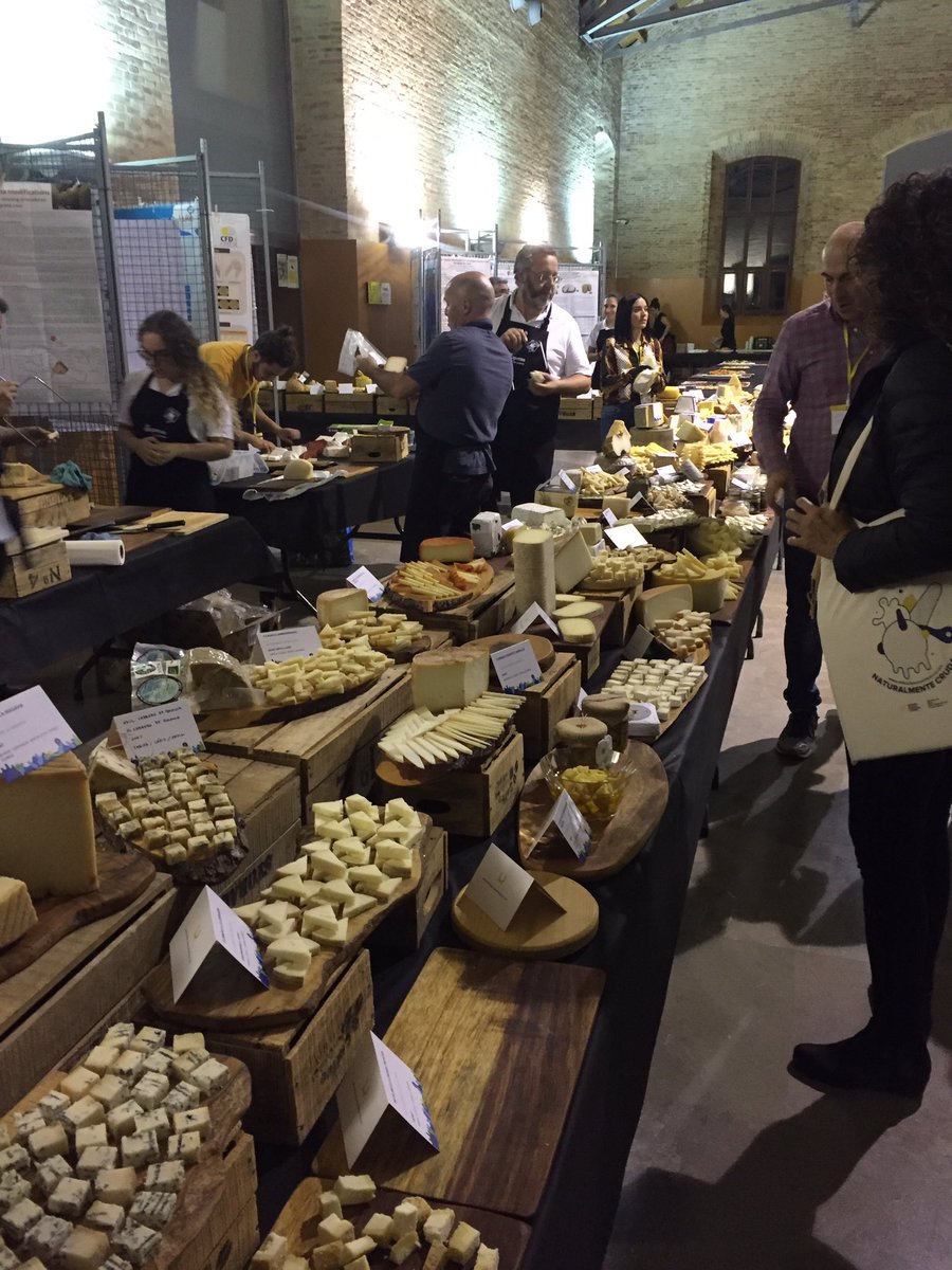 redqueserias's tweet image. El queso es leche cruda y bacterias, lo demás es ilusión #QueRed #Valenciarawmilk2019 #FACEnetwork