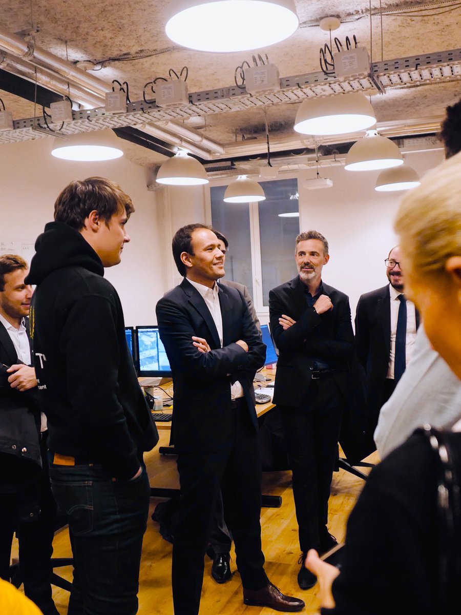 cedric_o's tweet image. La France est devenu un acteur mondial incontournable du jeu vidéo grâce à nos entreprises innovantes, comme le montre le #BaromètreJV que m’a remis le @SNJV_fr et l’exemple de #Voodoo, pépite du #Next40 qui nous accueille. Bravo à tous pour votre travail. Continuez !