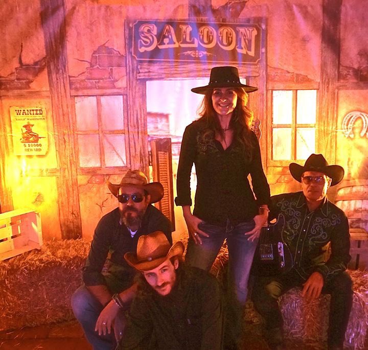 larosanegraysil's tweet photo. Ayer noche tuvimos el placer de participar en el #DigitalWestern de @digital1to1 , que fue divertidisimo, y no pudimos aguantar la tentación de aprovechar el photocall 😀. https://t.co/xW3ktufc0A