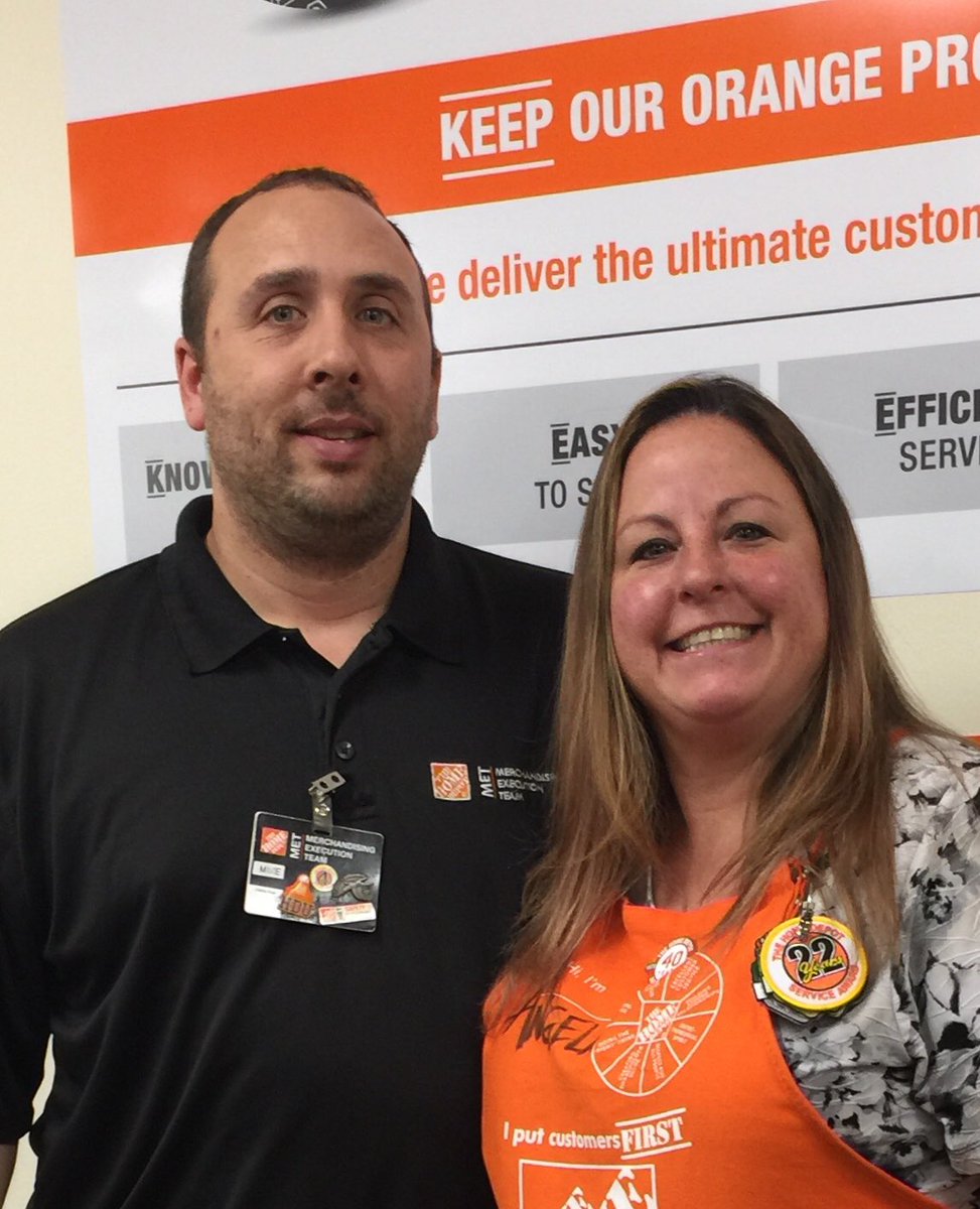 We had multiple deliveries throughout the day and night to celebrate MET - Store partnership! MET supervisor Mike even smiled in the pic with his favorite ASDS 😁<a href="/john052659/">John Bolton</a> <a href="/HdShultz/">Joshua Shultz HD</a> @HRJohnH @SRaymond1263 <a href="/SaraSaralesher/">Sara</a> #togetherwewin