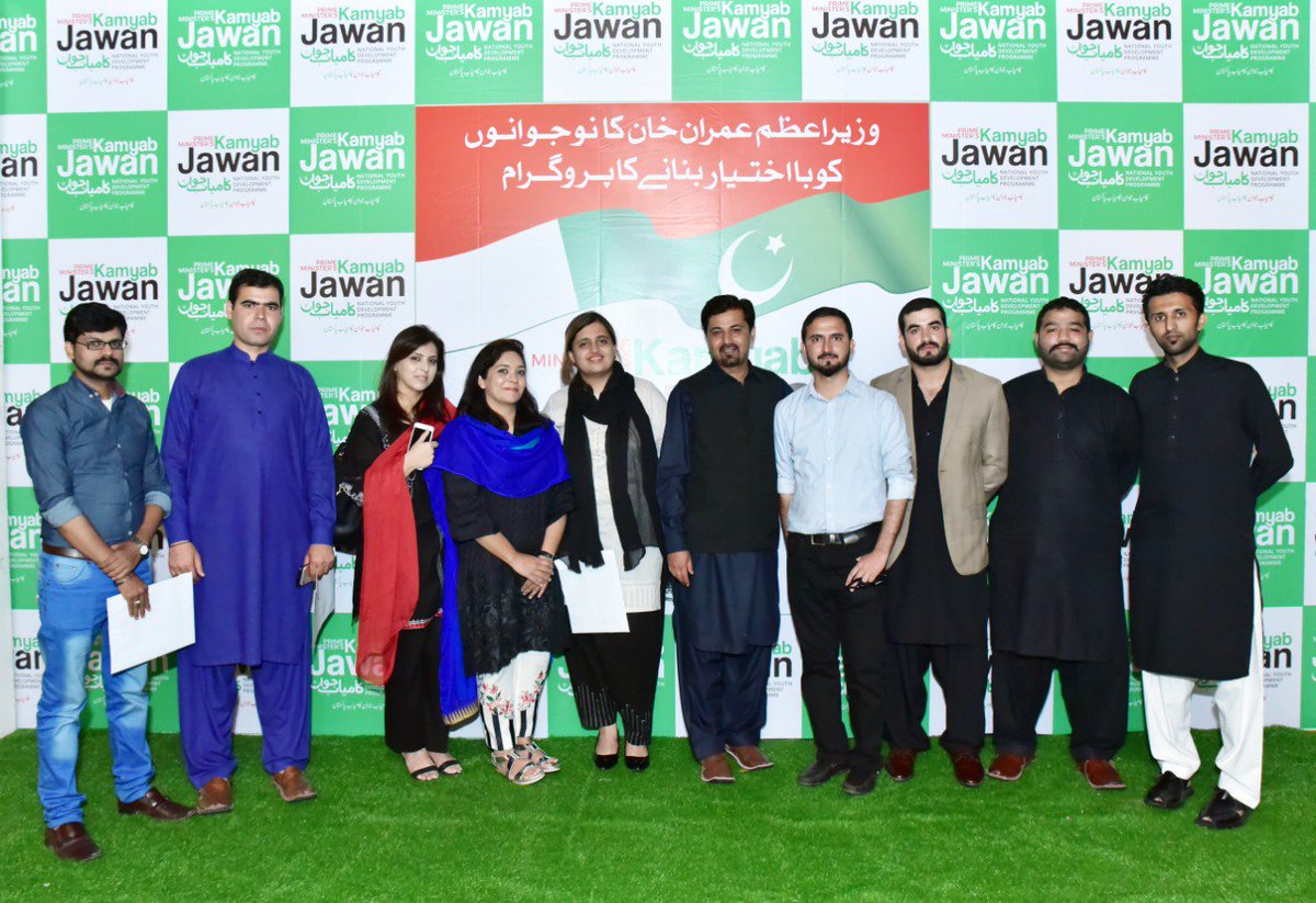 Faizanunistar's tweet photo. Receiving a certificate of appreciation from 
Mr.Usman Dar (Special adviser to Prime Minister on Youth Affairs).
Thanks; @UdarOfficial @Asad_Umar ; SMT &amp; North Leadership for support.❤
#PTI #kamyabJawanProgram https://t.co/vbvI0O6UcN