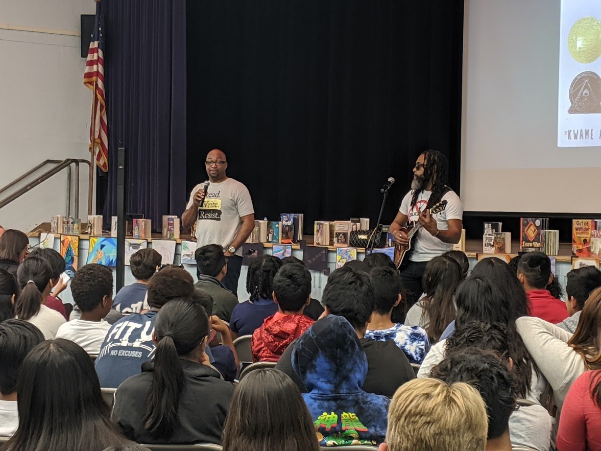 OneBookSD's tweet image. THANK YOU to 2019 One Book for Teens author @kwamealexander and  Randy Preston for inspiring 400 kids at Wilson Middle School @sdschools! It was a day we&apos;ll never forget. :) #OneBookSD #OneBookForTeens #OBOSD #OneBookOneSanDiego