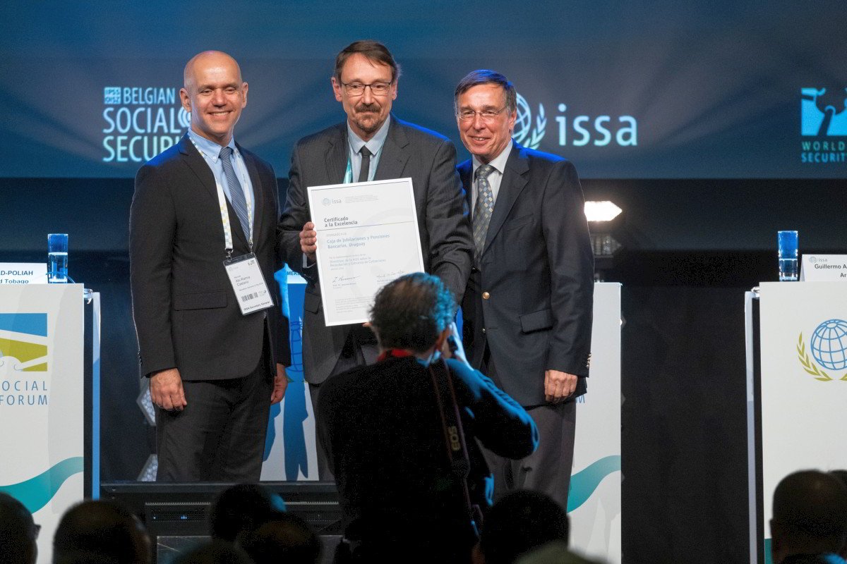 cjpb_uy's tweet photo. La CJPB recibió un Certificado de Excelencia por la implementación exitosa de las Directrices de la AISS.
https://t.co/uGNrhbNqJr
#ISSAWSSF
@ISSACOMM https://t.co/qGdXGYsNK4