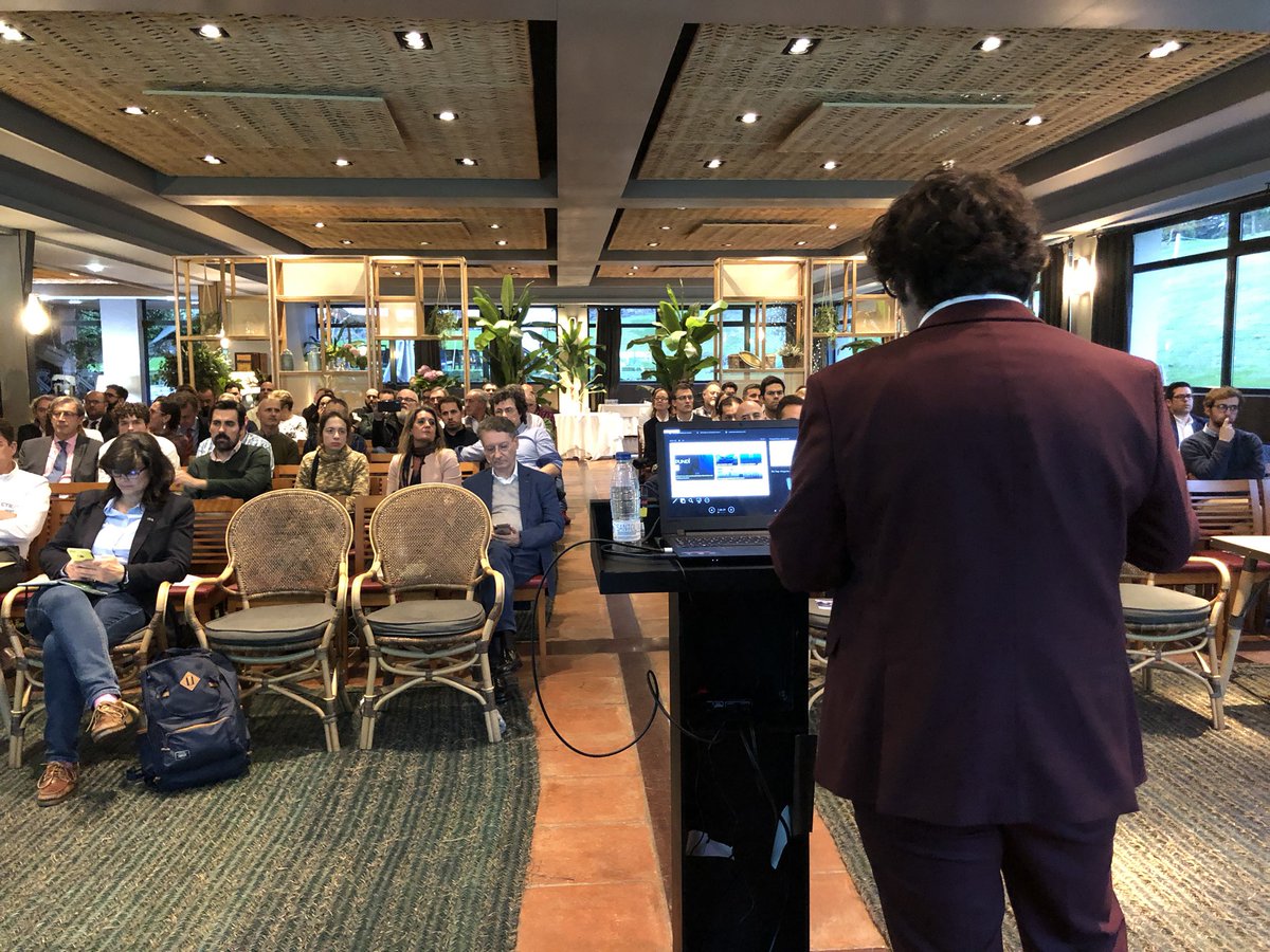 LeonBlockchain's tweet photo. .@alvarocobarro de @bitcobie demostrando cómo comprar criptos y pagar con ellas es tan fácil como comprar una botella de agua con el #Xpos de @PundiXLabs y haciendo un inciso para reclamar que la ley del #sandbox salga del cajon en el que lleva 15 meses 👏👏👏.#SandboxYA https://t.co/PhF72IKs0u