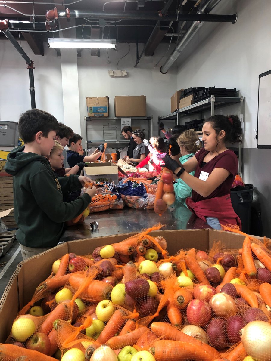 FoodShuttle's tweet photo. Thanks to the crew from @RavenscroftNC who came to pack produce for #GroceryBagsforSeniors.These 6th and 7th graders were a mighty packing machine and did some serious good for deserving members of our community. Way to go Ravenscroft! #givingback #goodcitizens #startingoutright https://t.co/t93SthxWzK