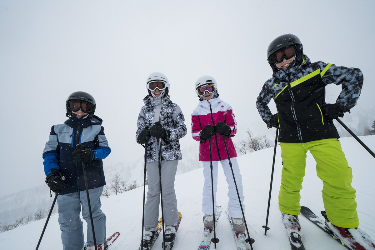 Family time is fun time! Let Descente help you make the most of your time together on and off the mountain! #mountainlifestyle #descente #feelthedifference