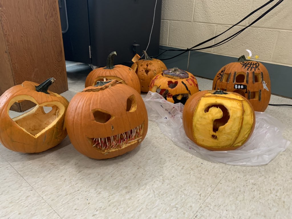 Richwoods AVID students going all out for the 1st Annual AVID Carving Contest. <a href="/PEORIA150/">PSD150</a> #StandardofExcellence #ThisIsAVID #PHEARCE #Transform #Richwoods #soproud