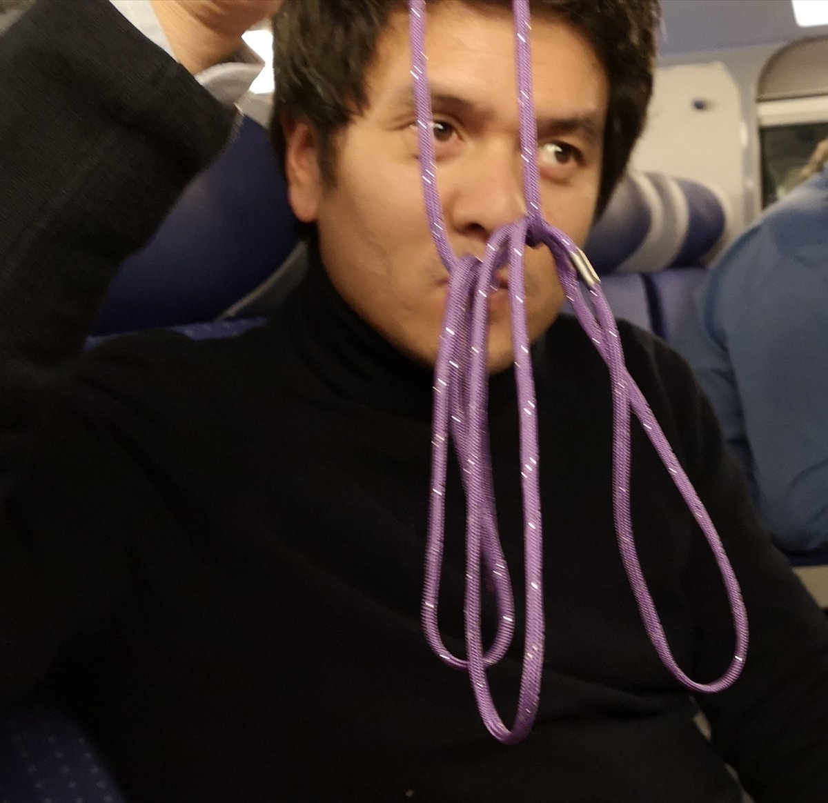 val_val_ery's tweet image. Vacances jour 0 - j&apos;ai appris à exécuter la figure de la #peaudebanane. Combien y a de papas dans la salle qui comprennent de quoi je parle ? #stringz