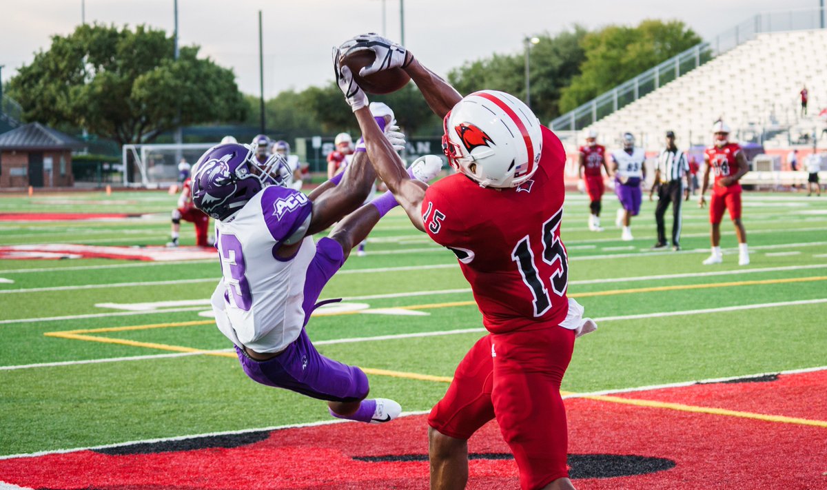 SportsByRLI's tweet photo. First post from my new Sports handle, and I can't wait to share my new photography journey with all of you. #football #collegefootball #touchdown #UIW #theWord #UIWfootball https://t.co/ngawSPMQau