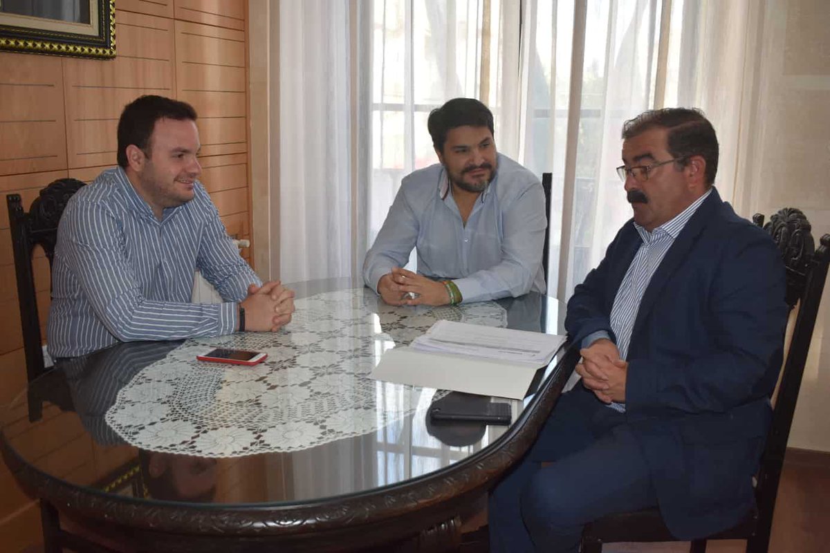 Marmolejodirect's tweet photo. ENCUENTRO||En la reunión se han abordado asuntos de interés para el municipio. 
#VivirJaén
#VivirMarmolejo 
https://t.co/zKpFWiSwRX https://t.co/lXeKdapWKn