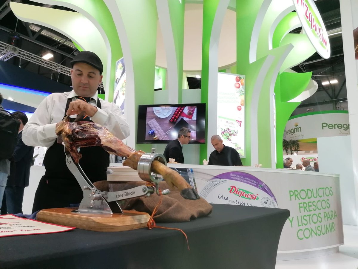 cortoletum's tweet photo. Esta semana nos hemos adelantado y el trabajo ha empezado antes que de costumbre.
Para este evento nos hemos desplazado a la comunidad vecina de Madrid, al IFEMA concretamente, para cortar jamón en la feria “Fruit Attraction”.
#ifema #fruitattraction #cortoletum #jamon #toledo https://t.co/EKopqqjhuw