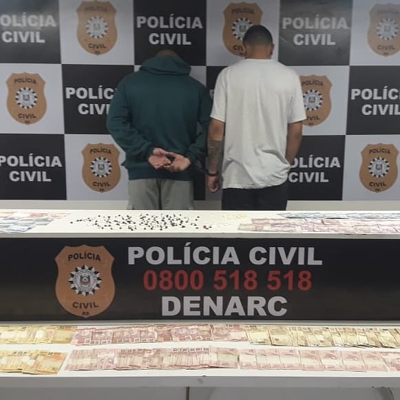DENARC - Operação Anjos da Lei - na manhã desta quinta-feira(24/10), no B. Morada do Vale II, Gravataí, próximo à Escola Municipal Alberto  Pasqualine apreendeu 198 pinos cocaína, 38 pedras de crack, 17 comp de ecstasy e R$ 3.312.00 em espécie e diversas anotações.