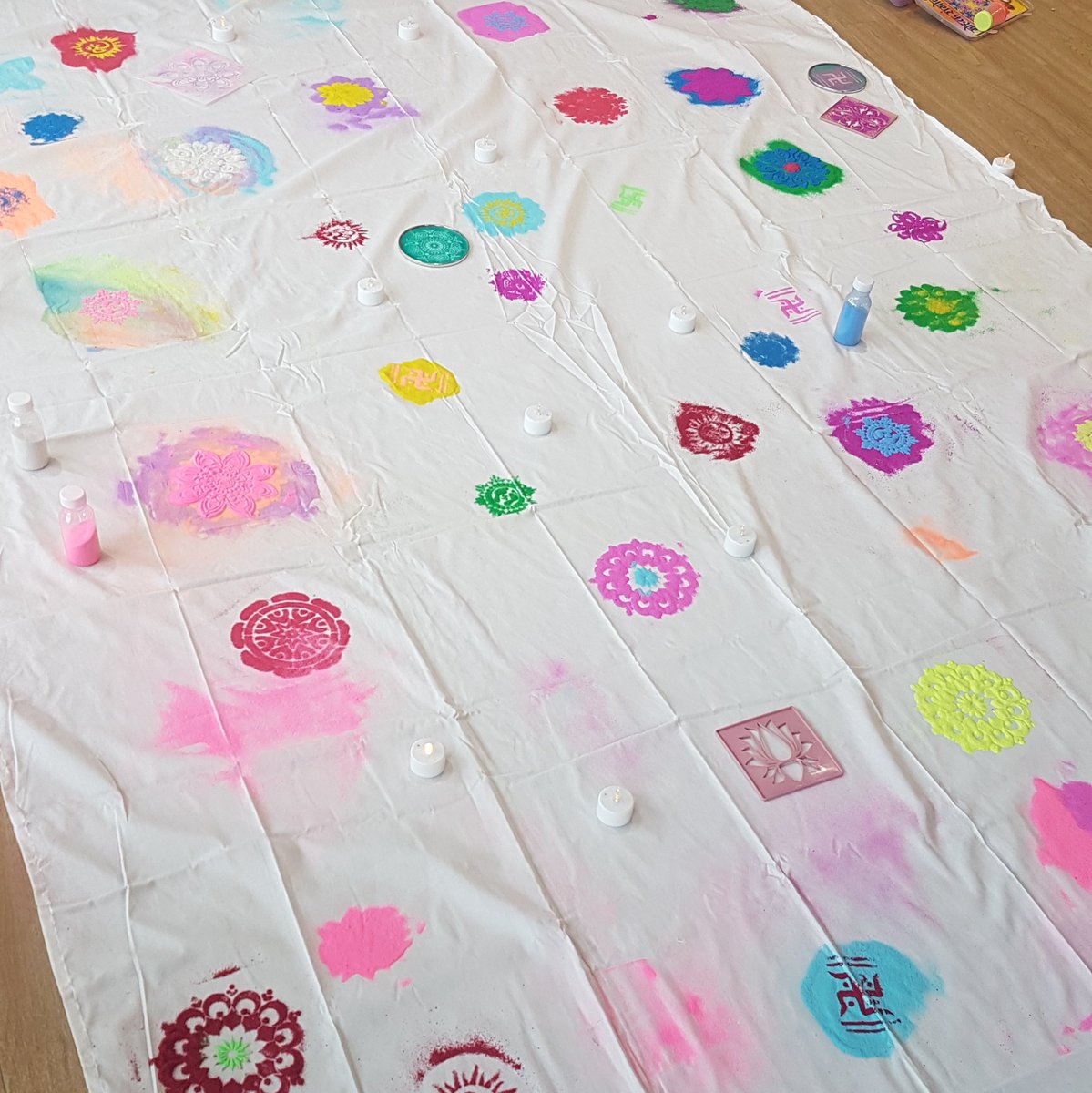 archalingam's tweet photo. @tableau London celebrating Diwali today with some samosas, traditional Indian sweets and rangoli art! ✨🎆🎇 #lifeattableau #visualizediversity https://t.co/qz7Eq5Bt6Q