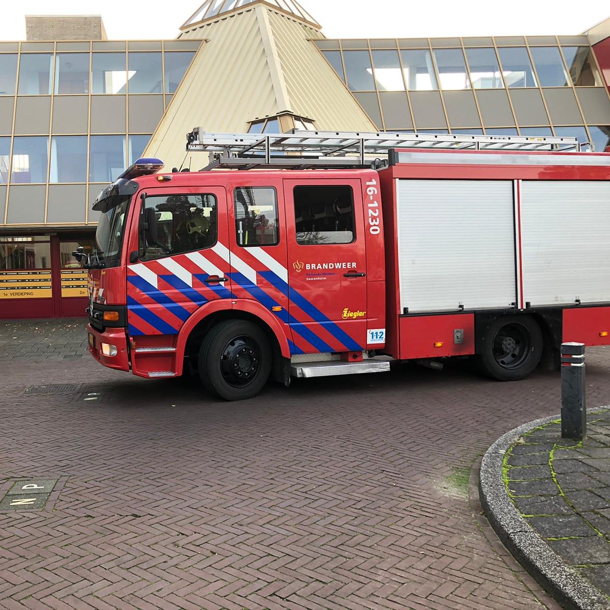 BrandweerSSM's tweet photo. Aan het begin van de avond werden we gealarmeerd voor een #dienstverlening aan de #Gildehof in #Sassenheim. Door een #liftstoring was het voor een bewoner onmogelijk om naar zijn woning op de eerste verdieping te gaan. Wij hebben hem geholpen naar boven te komen. #SassemParaat https://t.co/t6sAU7bpsY