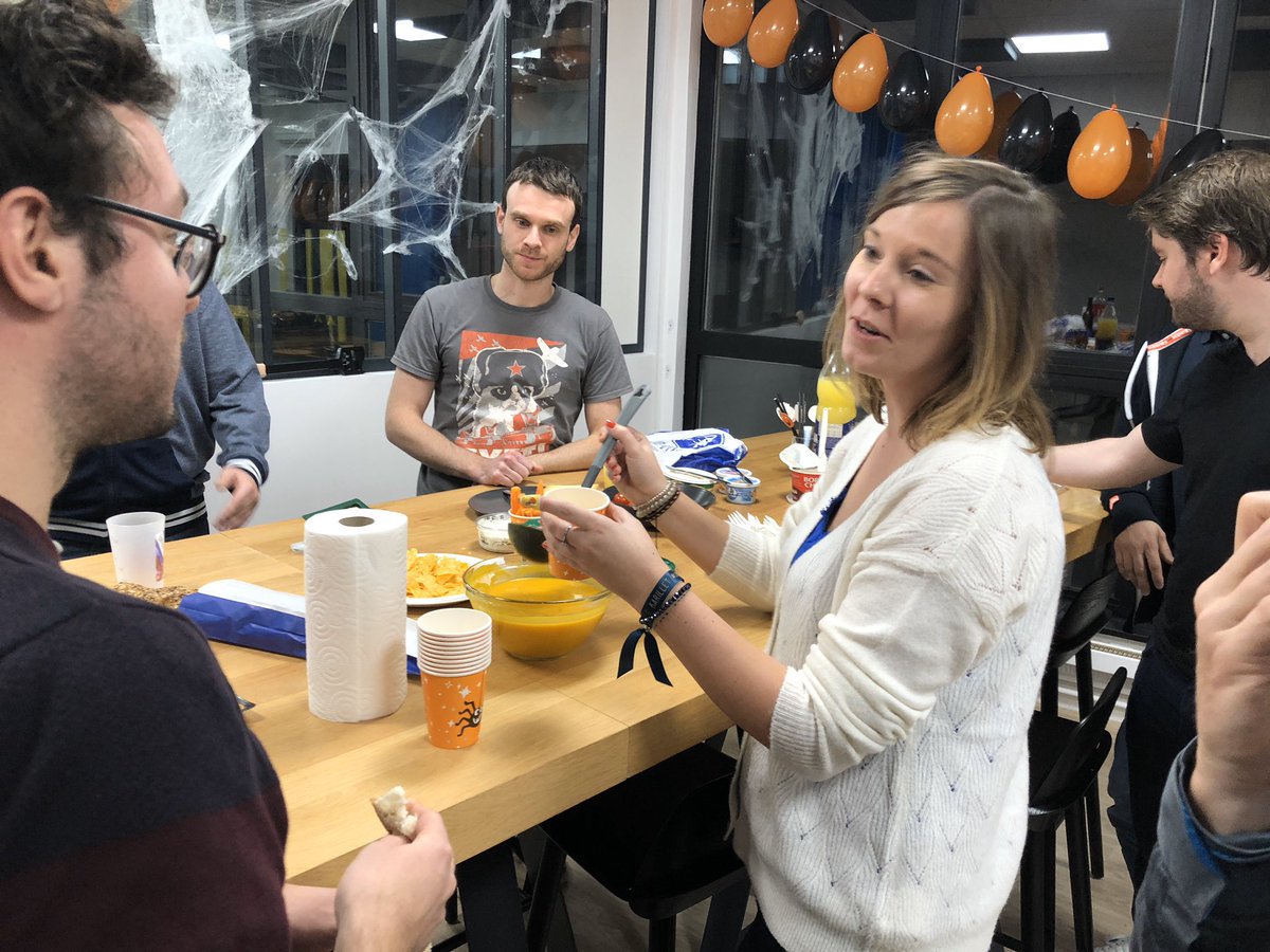 SFEIRLille's tweet photo. Reprise des #sfeirshare à s'barraque ! Soirée halloween avec une sujet effrayant 🧛♂️ la #data et le #MachineLearning #terrine #biere #geekslive https://t.co/N1fctQIVt8
