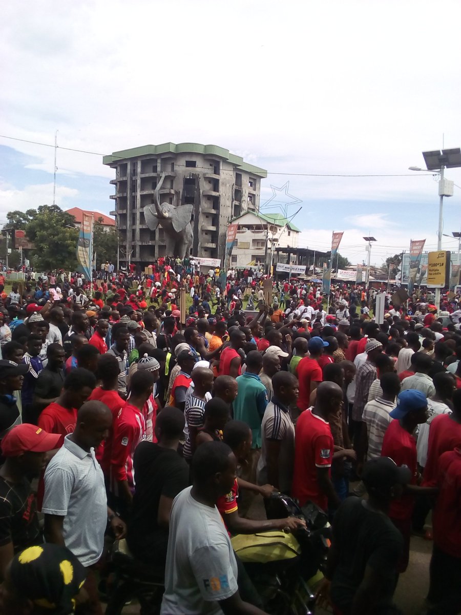 FadigaAboubac19's tweet image. Le #FNDC vient d'#enterrer le #fameux projet suicidaire de #troisième mandat définitivement à travers cette forte #mobilisation sans précédent.je ne jamais vu une telle #marrée #humaine dans les #rues de #Conakry.il faut voir ces images