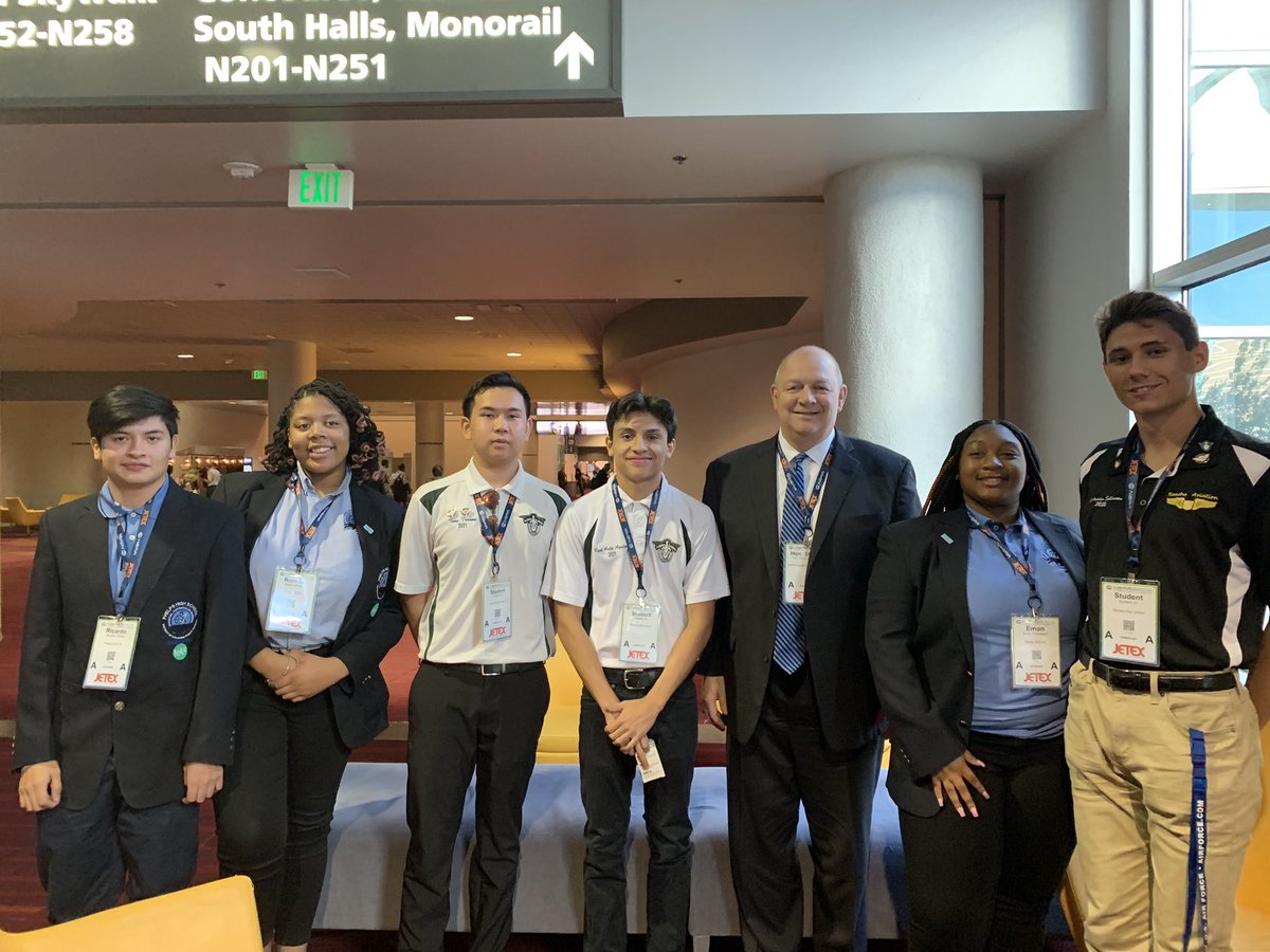 FAANews's tweet photo. #FAA Administrator Steve Dickson prepares to speak to 400 bright young students at the #NBAA19 Careers in Business #AviationDay event in #LasVegas. How can #STEM lead to a #DreamJob in #aviation? These future aviators are about to find out! #AviationDream #AVSTEM https://t.co/0VlXJiggt8