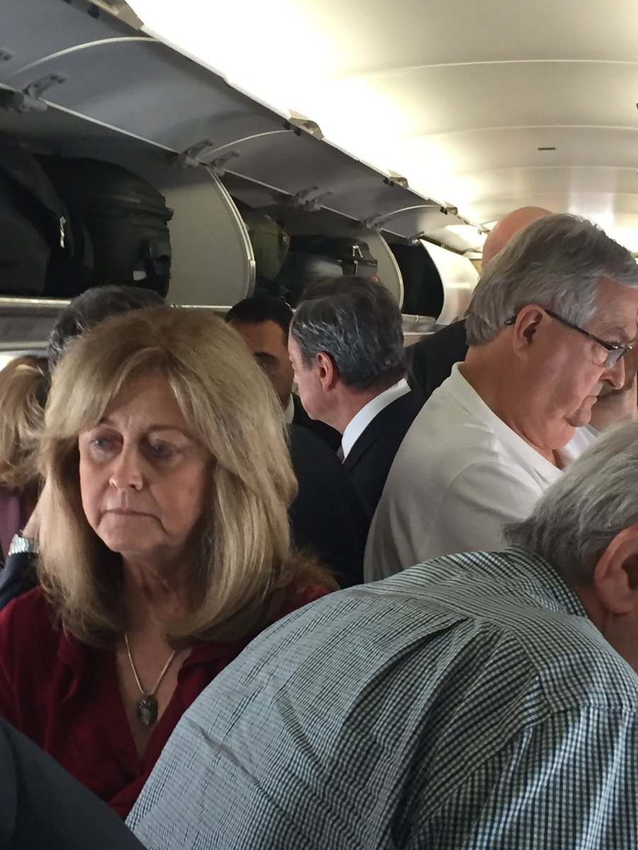 marcocongiu's tweet photo. 11/5/17, volo Roma-Bari, direzione G20 Economico finanziario.
Qualche sedile dietro, economy, un signore dal viso conosciuto, in mano un sacchetto con scritto “Eurosistema”.
Mi fulmina con lo sguardo, ma non dice niente.
Non l’ho mai pubblicata.
Scusi, presidente. 
E grazie. https://t.co/ydzEGzGByG