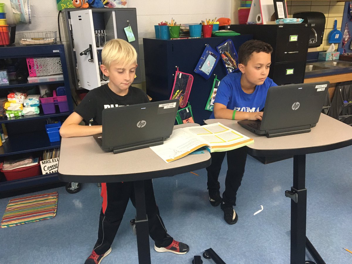 MunnEllis's tweet photo. This is what #blendedlearning math looks like. #flexibleseating #collaboration #differentiation #smallgroups #21stcenturyskills #futureready #flexiblegroups @MunnSCSD https://t.co/KXaiUZim6T