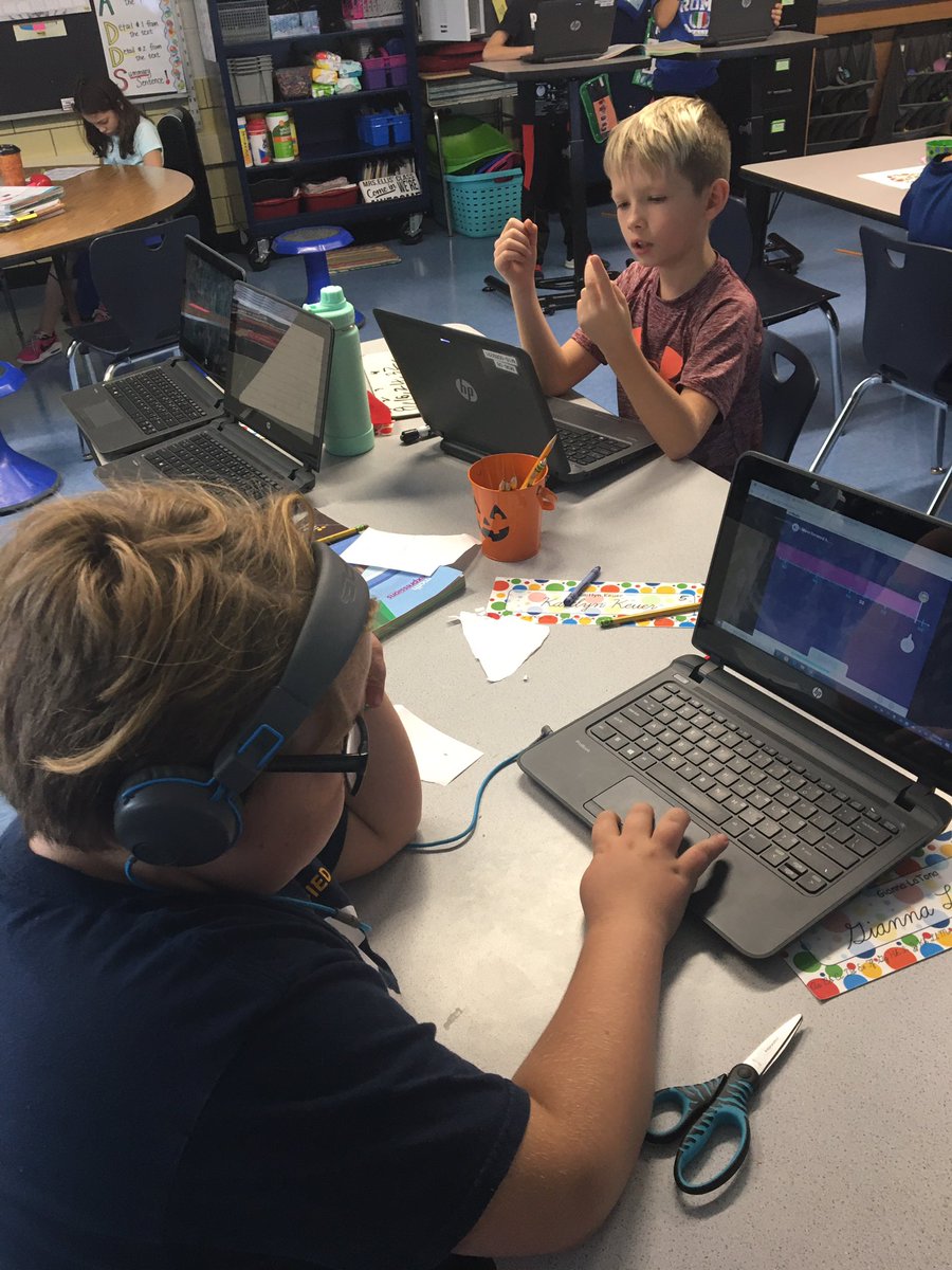 MunnEllis's tweet photo. This is what #blendedlearning math looks like. #flexibleseating #collaboration #differentiation #smallgroups #21stcenturyskills #futureready #flexiblegroups @MunnSCSD https://t.co/KXaiUZim6T