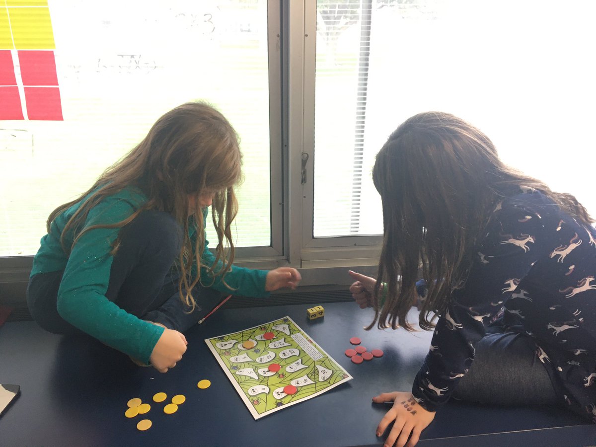 MunnEllis's tweet photo. This is what #blendedlearning math looks like. #flexibleseating #collaboration #differentiation #smallgroups #21stcenturyskills #futureready #flexiblegroups @MunnSCSD https://t.co/KXaiUZim6T