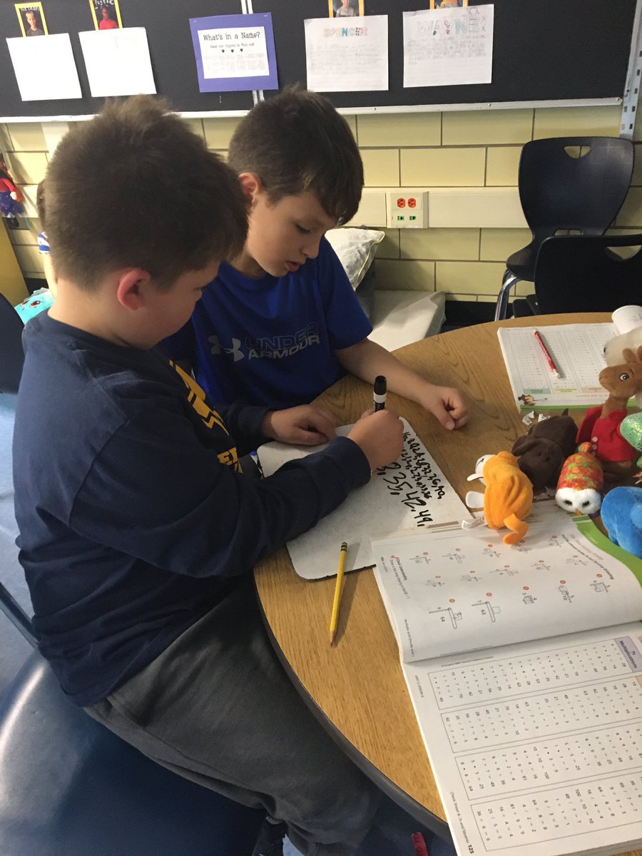 MunnEllis's tweet photo. This is what #blendedlearning math looks like. #flexibleseating #collaboration #differentiation #smallgroups #21stcenturyskills #futureready #flexiblegroups @MunnSCSD https://t.co/KXaiUZim6T
