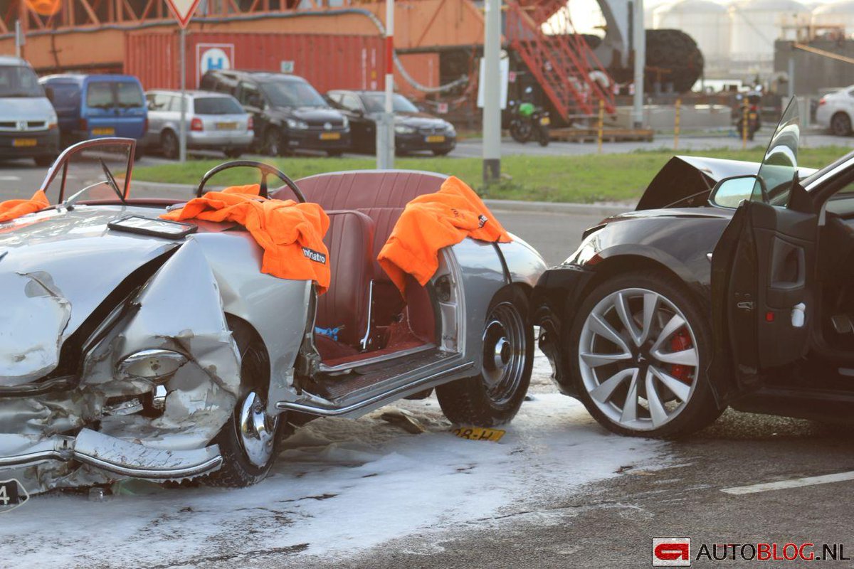ton_aarts's tweet image. Thx. Wel vandaag gelezen dat het een klassieke Porsche was, maar niet dat er een Tesla tegenop gereden was. Zo te zien op de verkeerde weghelft frontaal er bovenop gebeukt.