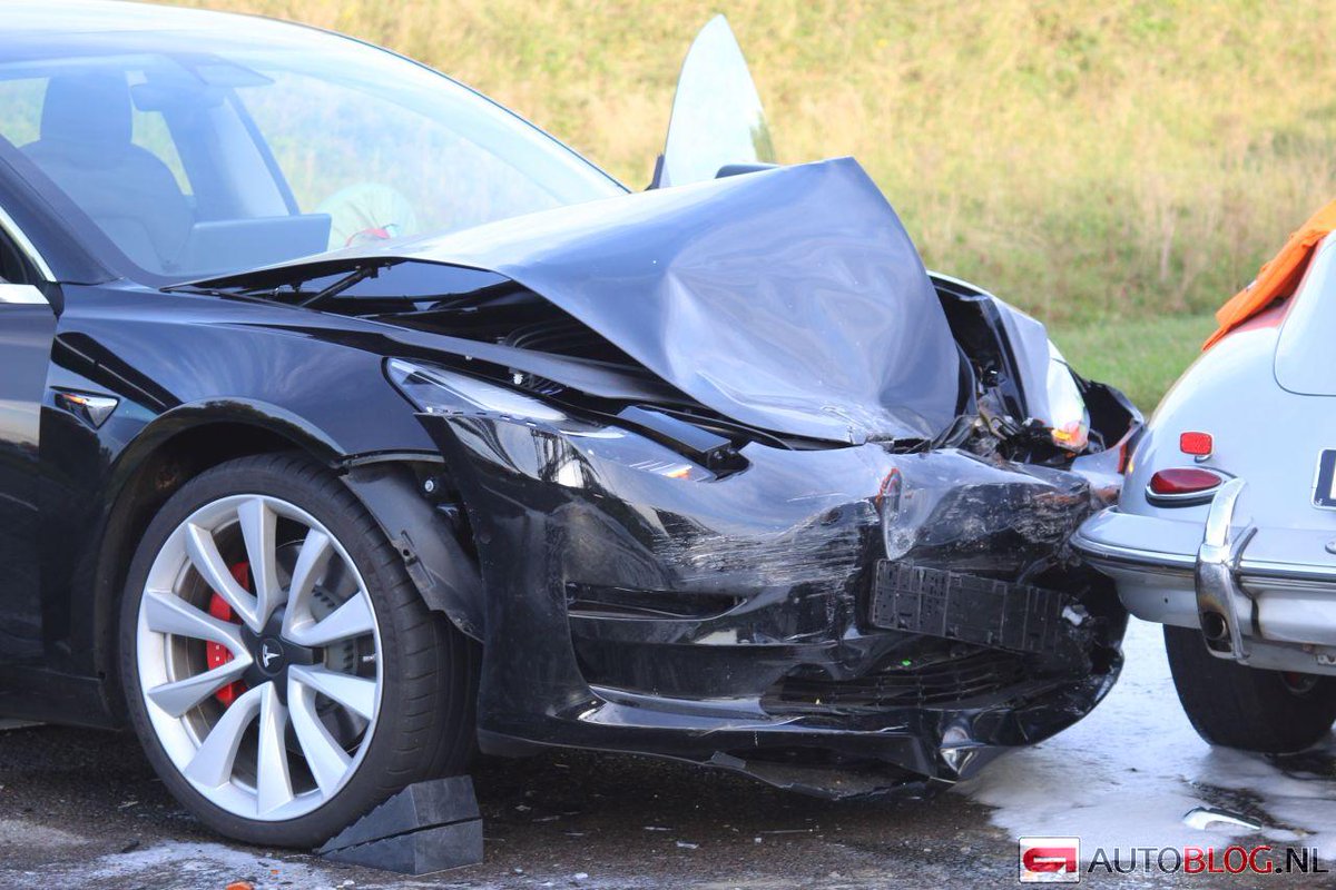ton_aarts's tweet image. Thx. Wel vandaag gelezen dat het een klassieke Porsche was, maar niet dat er een Tesla tegenop gereden was. Zo te zien op de verkeerde weghelft frontaal er bovenop gebeukt.