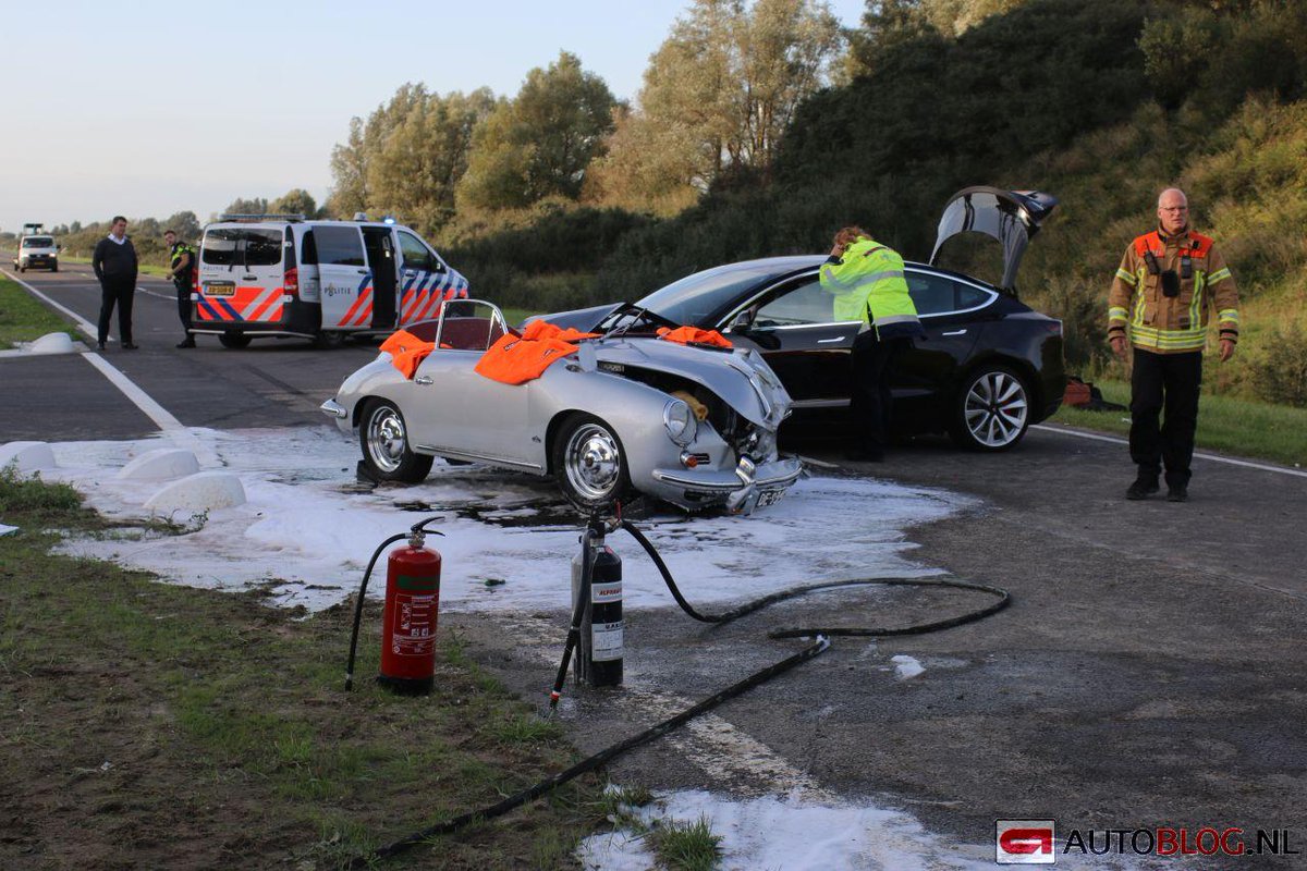 ton_aarts's tweet image. Thx. Wel vandaag gelezen dat het een klassieke Porsche was, maar niet dat er een Tesla tegenop gereden was. Zo te zien op de verkeerde weghelft frontaal er bovenop gebeukt.