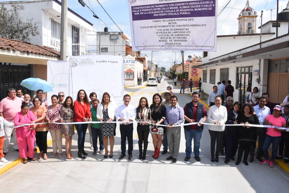 LAlbertoArriaga's tweet photo. Trabajando de la mano, tendremos más obras como la de la calle 9 Poniente, entre Miguel Alemán y 9 Sur, donde entregamos la obra de pavimentación de concreto hidráulico, la cual se retrasó un poco debido al desgaste del alcantarillado sanitario, el cual fue sustituido. https://t.co/HOiHAIjca5