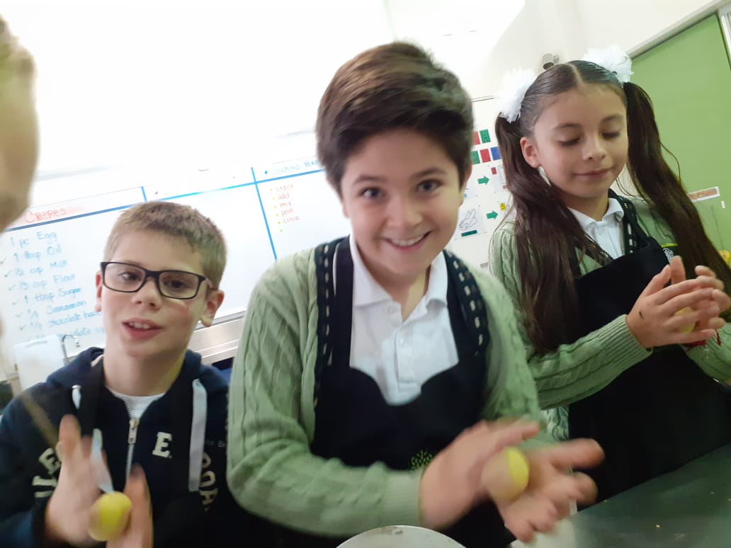 ColegioRoble's tweet photo. Alumnos de 4to de Primaria
Valoración de la comida Prehispánica
¡Excelencia en Educación!

Comparte con tus amigos y familiares

#ComunidadDigitalElRoble #PreescolarInterlomas #MaternalInterlomas #PrimariaInterlomas, #SecundariaInterlomas #PrepaInterlomas #SoyRobleInterlomas https://t.co/Q5jZRuaQbF