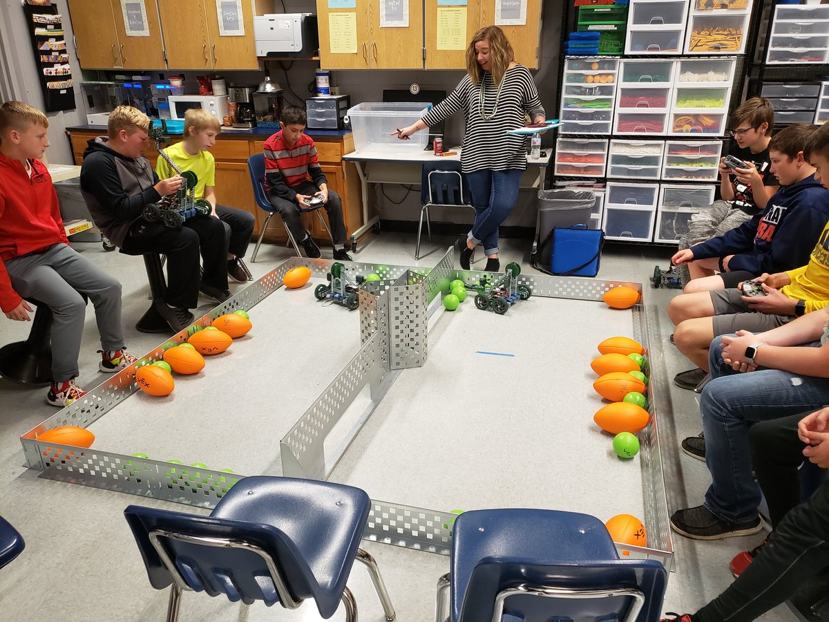 TimGarber's tweet photo. I had a great time visiting @LVyrostek and our Robotics Class today! @VEXRobotics https://t.co/rkTLjWKGOJ