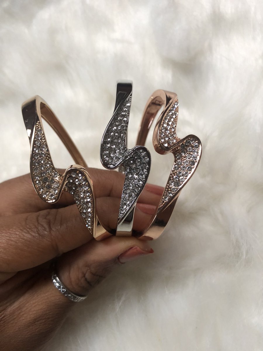 oakstyleng's tweet photo. 3 Tone Cuff Bracelets
Gold, Silver, Rose gold
Price: N2,000 each
N5,000 for the set
Send a DM to order
#OAKstyle https://t.co/bwmyGGo2Js
