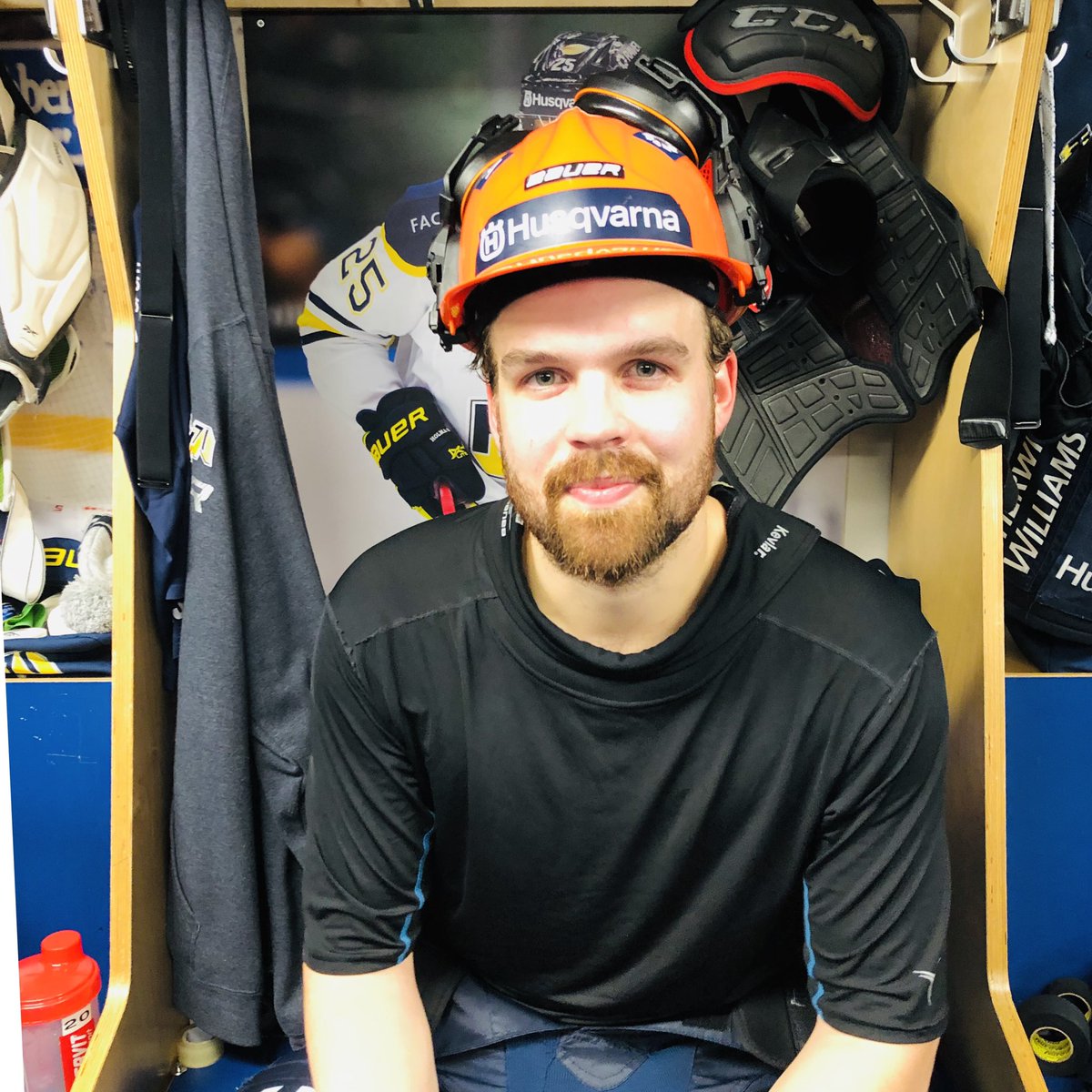 Axel Holmström fick hjälmen efter matchen #hv71