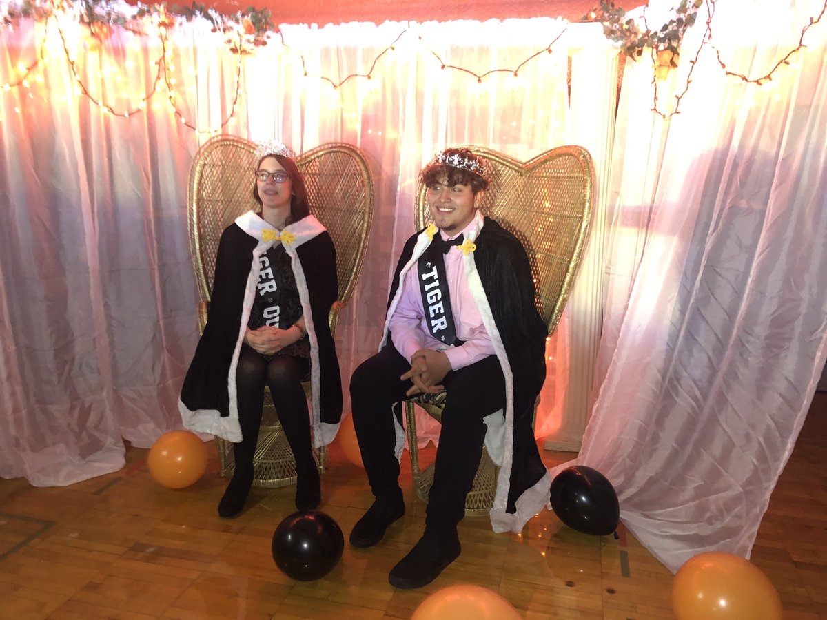 Asanjuan3's tweet photo. MHS highlights the Homecoming dance with Queen Elizabeth and King Martin 👑 @ThePrincipalOG @SuperintClara  #HOCO2019 https://t.co/wm6h1xZOkE