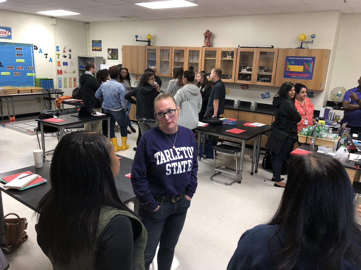AllenHa91031588's tweet photo. NESW Middle School SWAG at Rusk Middle school. Look at these awesome teachers who braved the weather! Go science 8th and 7th PreAP Teachers! @LEAD_DallasISD #ILCsDallasISD https://t.co/dVDhZLyaP8