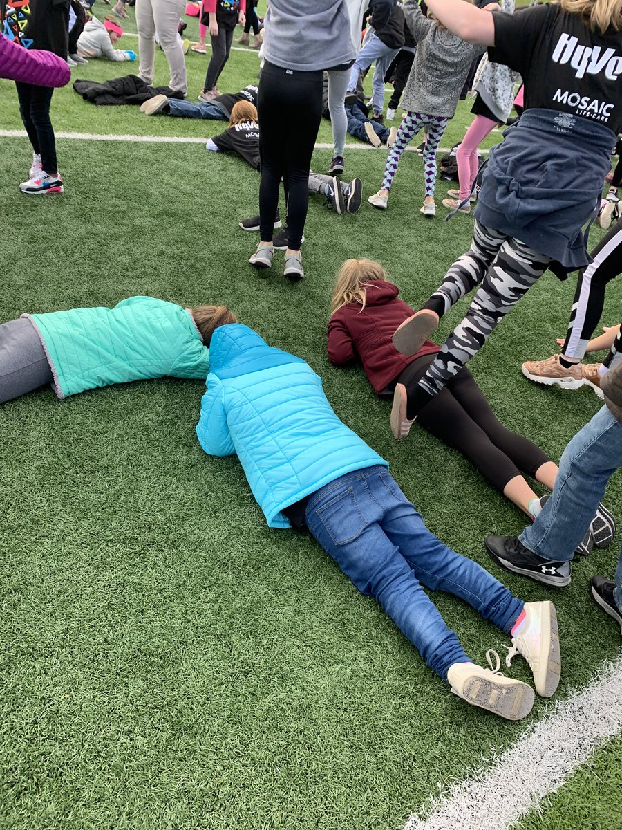Thanks @HyVeeKidsFit these <a href="/Hyde5thGrade/">5thGradeWarriors</a> students from <a href="/HydeElem/">Hyde Elementary</a> had a great time being competitive! <a href="/HydePrincipal/">Hyde Principal</a>