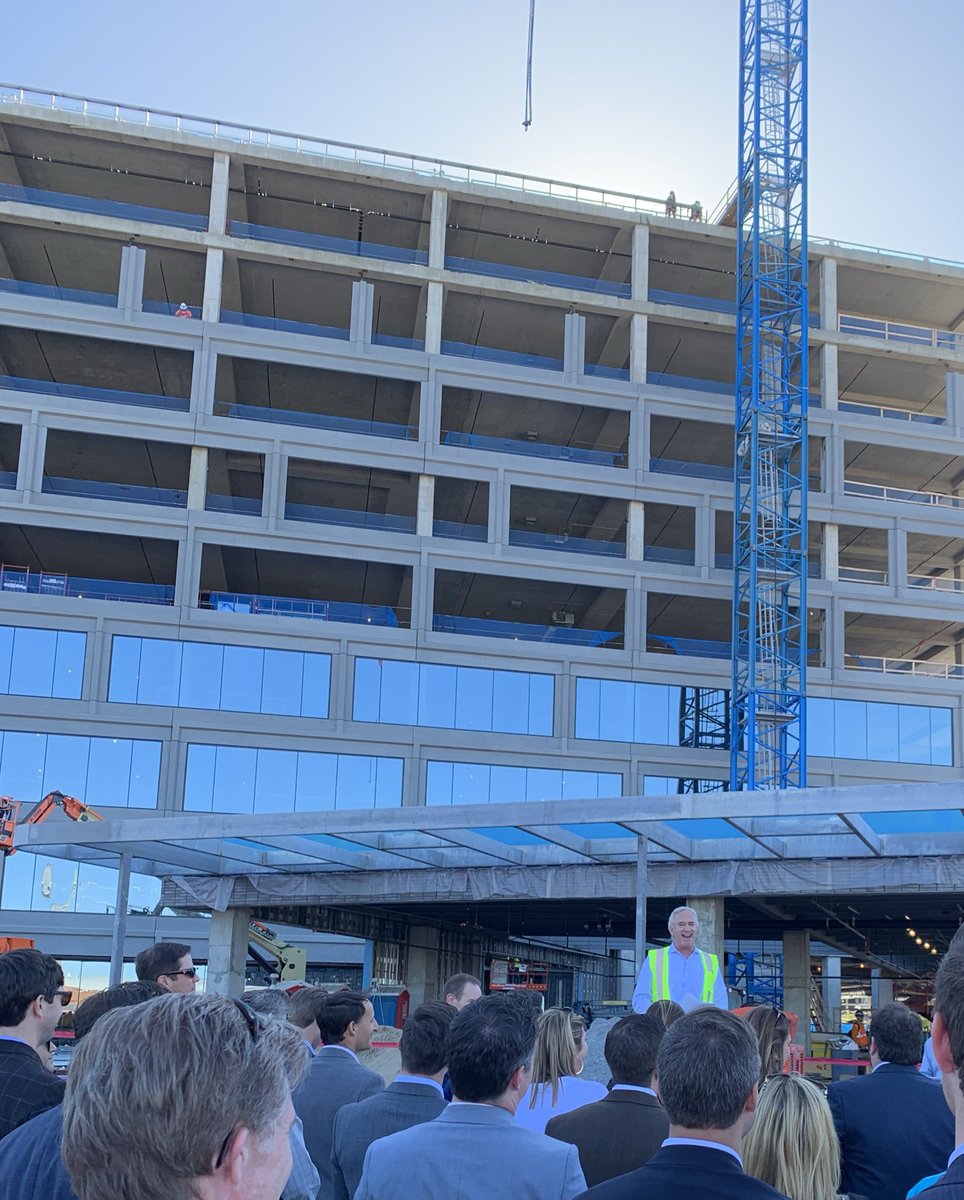 myShowdog's tweet photo. Eakin tells #naiopnashville crowd today that add’l traffic lights and parking level strategy will make ingress/egress a winner for Peabody Plaza tenants. https://t.co/UDy5x7MLT8