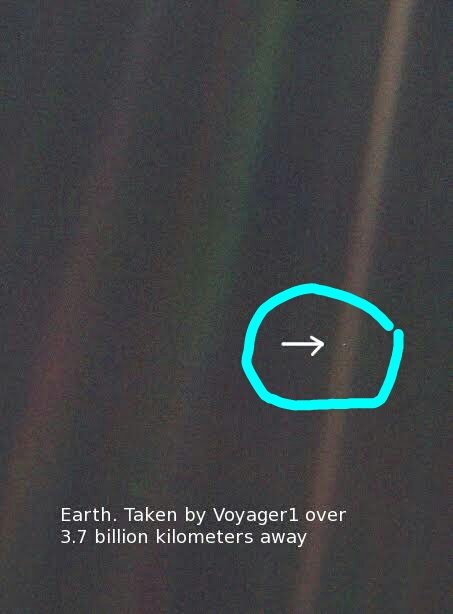 AlionelMessi_'s tweet photo. Titik KUUUECIL dalam lingkaran itu adalah salah satu foto asli BUMI yang diambil dari jarak 3,7 miliar kilometer oleh Voyager1. Jadi kita masih menganggap diri kita BESAR..??? 
ALLAHU AKBAR 
#JumatPon https://t.co/p7QEZkDngu
