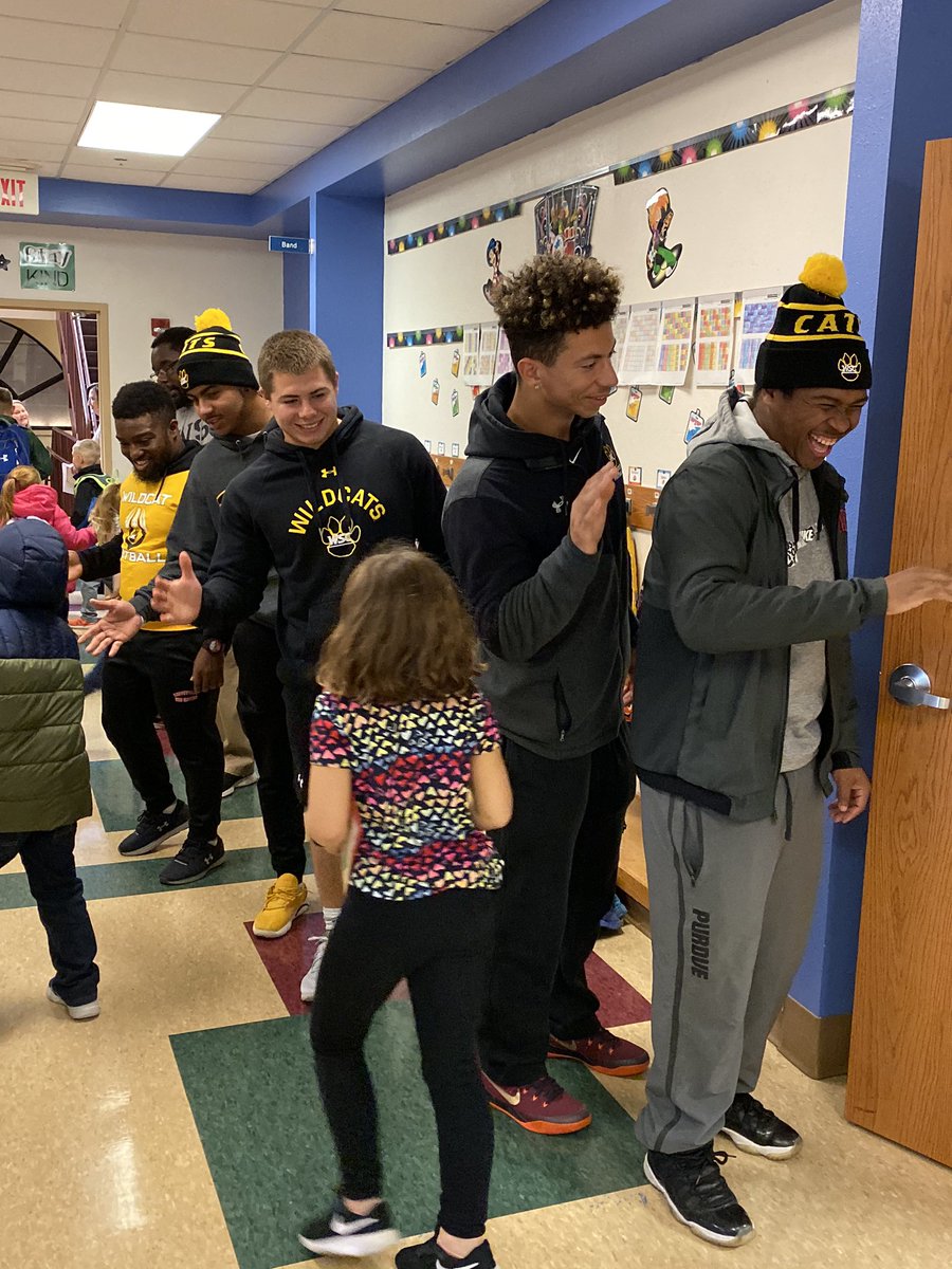 J2LearningIsFun's tweet image. 2nd graders are crazy for @WayneStFootball. Thx to Wildcat coach McCall and running backs Devin, DeShawn, Lorenzo, Noah, and Trevon for letting us #GetToKnowThem and for showing us that they aren’t just great players... they are also nice guys and good role models. #GOCATS