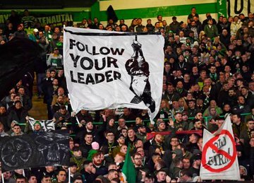 AlbertOrtegaES1's tweet photo. Hoy los ultras de la Lazio se han pasado por Glasgow haciendo el saludo fascista.

Esta noche, el Celtic les ha remontado (2-1) y la afición escocesa ha sacado esta pancarta, con Benito Mussolini colgado hacia abajo en la Piazza Loreto de Milán y el lema "Seguid a vuestro líder". https://t.co/oTBnWVgC2n