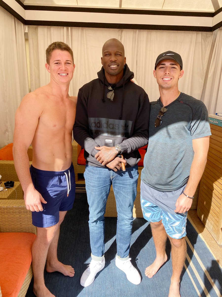ochocinco's tweet photo. Just saw my cousins @mattmoraless &amp; Brad Begnoche 😃 https://t.co/reOGEVdXTL