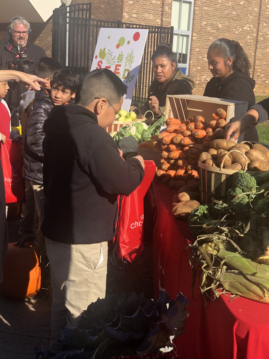Beautiful day for our 3rd Annual Farmers Market at Red Bank Primary School. <a href="/rbpsEAGLES/">Red Bank Primary</a> <a href="/RedBankSup/">Dr. Jared Rumage</a> @Nursecathyr <a href="/ChartwellsK12/">Chartwells K12</a>