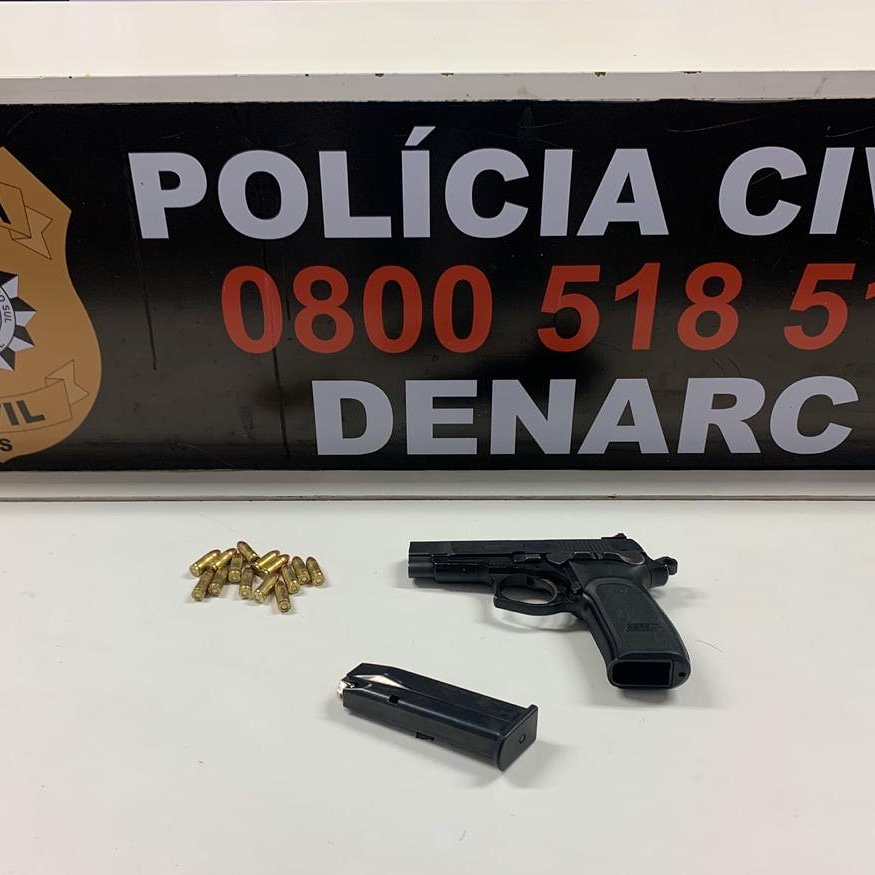 DENARC prende homem com pistola 9mm,na tarde desta quinta-feira (24/10).
Segundo o Delegado Thiago Bennemann,após o recebimento de informações de que um indivíduo estaria armazenando drogas e utilizando armas de fogo de forma ostensiva,agentes do DENARC agiram realizando a prisão