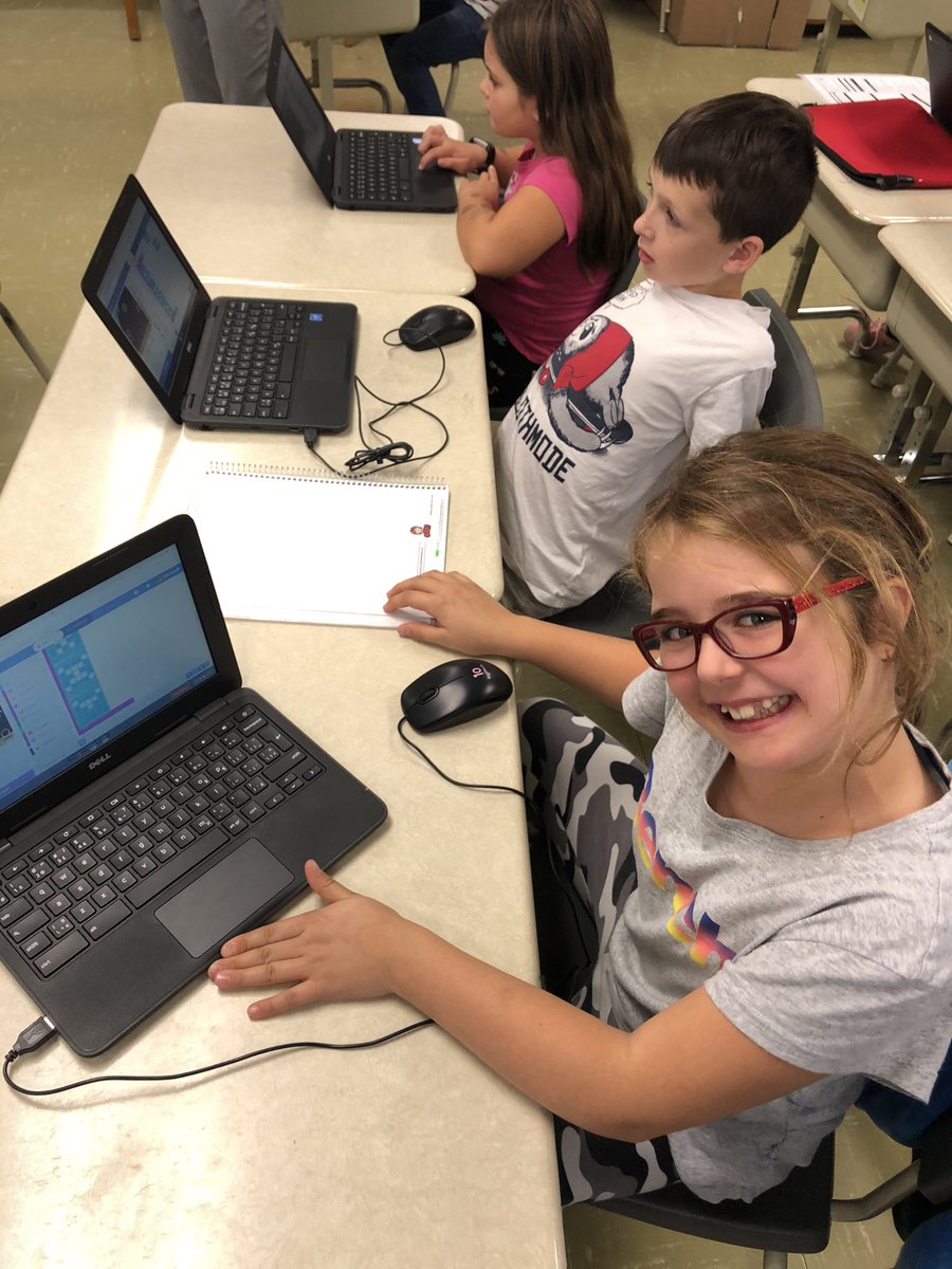 MadameMarjorie1's tweet photo. Une fierté visible lors de la programmation des microbit! #jeunesse2030 #kidscodejeunesse https://t.co/21kNIG5L5j